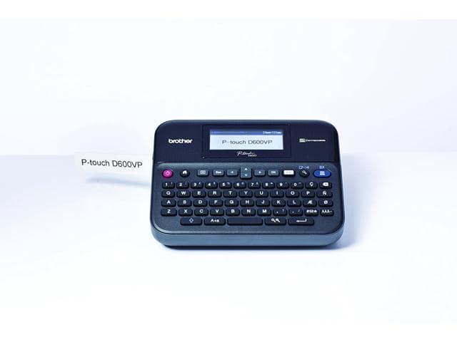 Brother PT-D600VP Label Maker, USB 2.0, P-Touch Label Printer, Desktop, QWERTY Keyboard, Colour Screen, Up to 24mm Labels, Includes Carry Case/AC Adapter/USB Cable/24mm Black on White Tape Cassette - ảnh 3